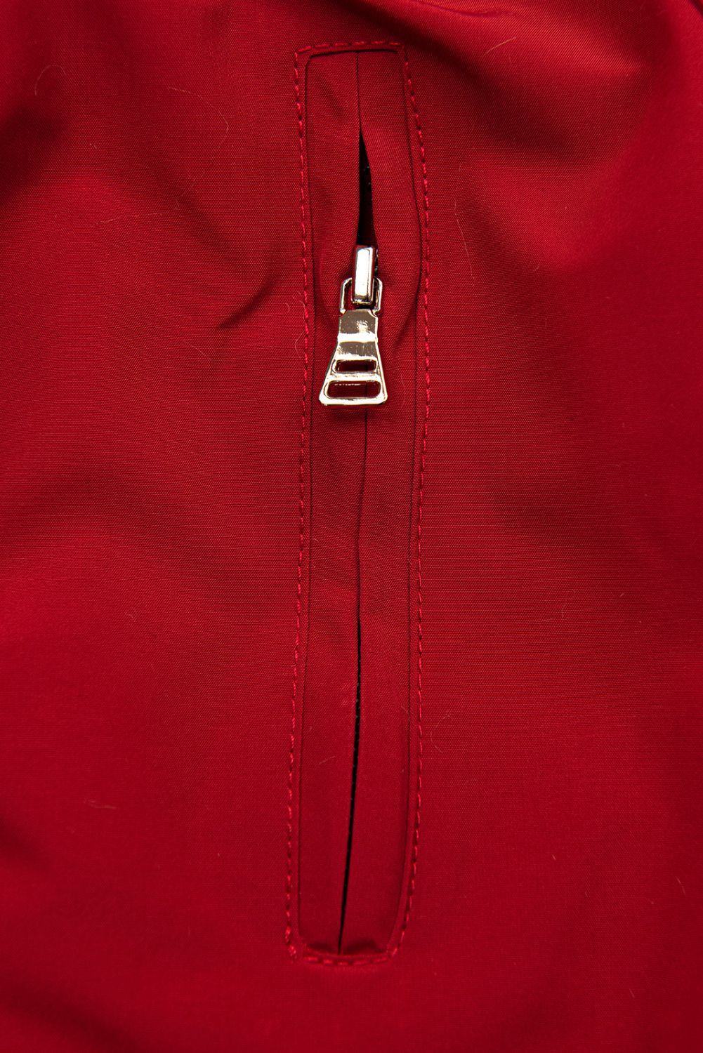 Červená parka na zimu s černým futrem