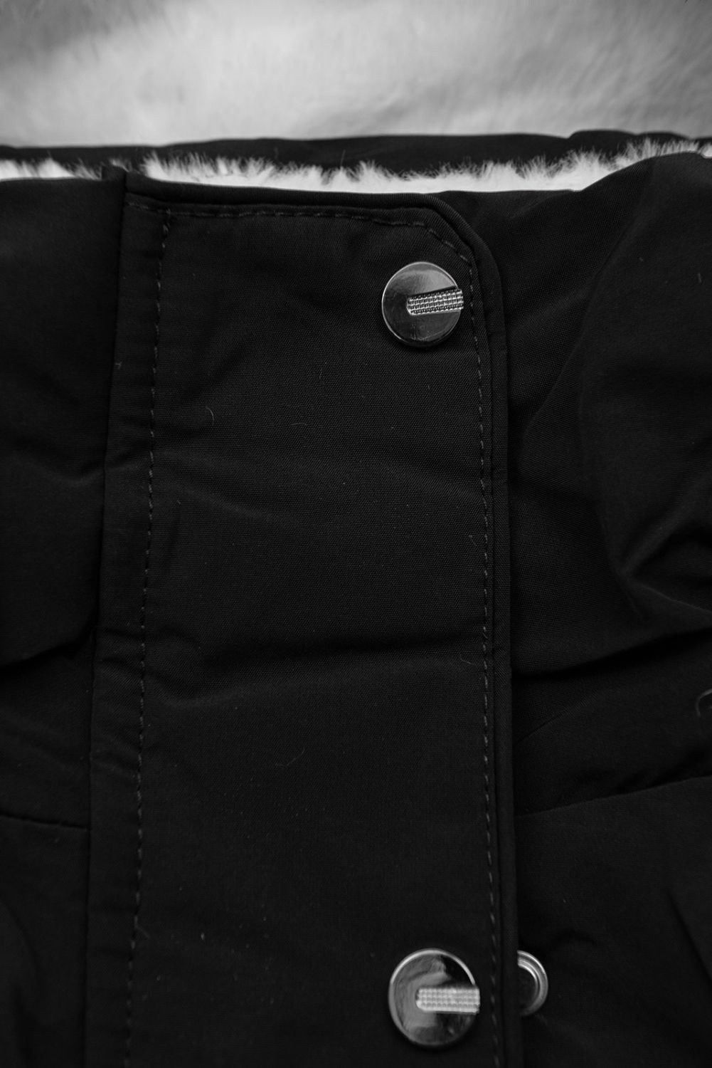 Prodloužená parka s kožešinou tmavě černá/bílá