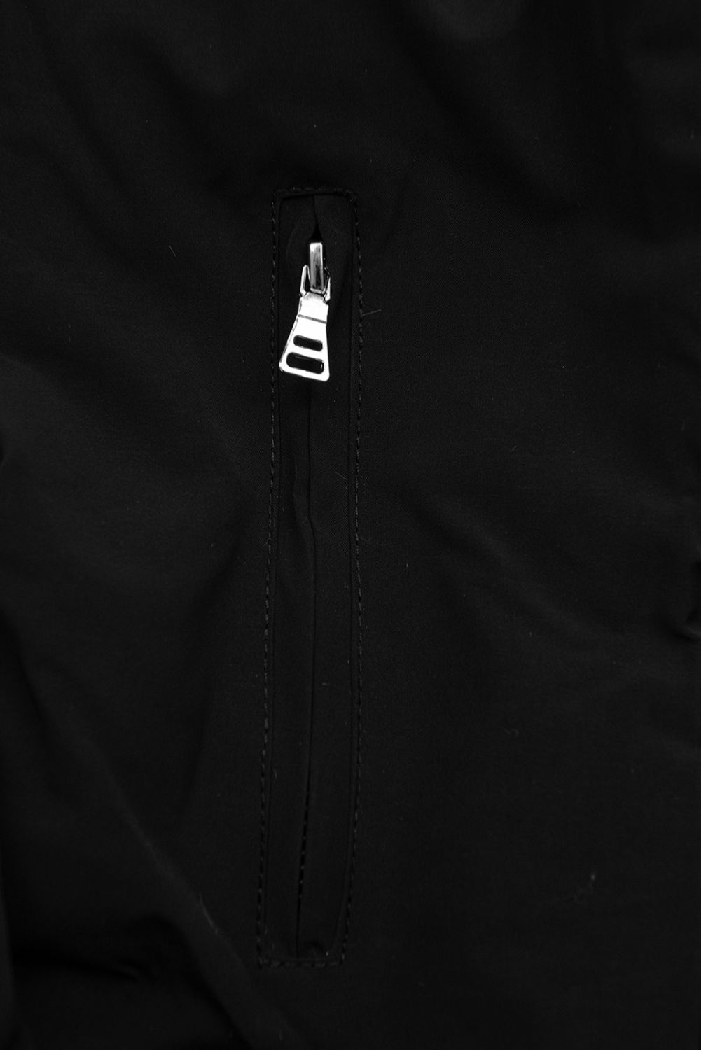 Černá parka na zimu s černým futrem