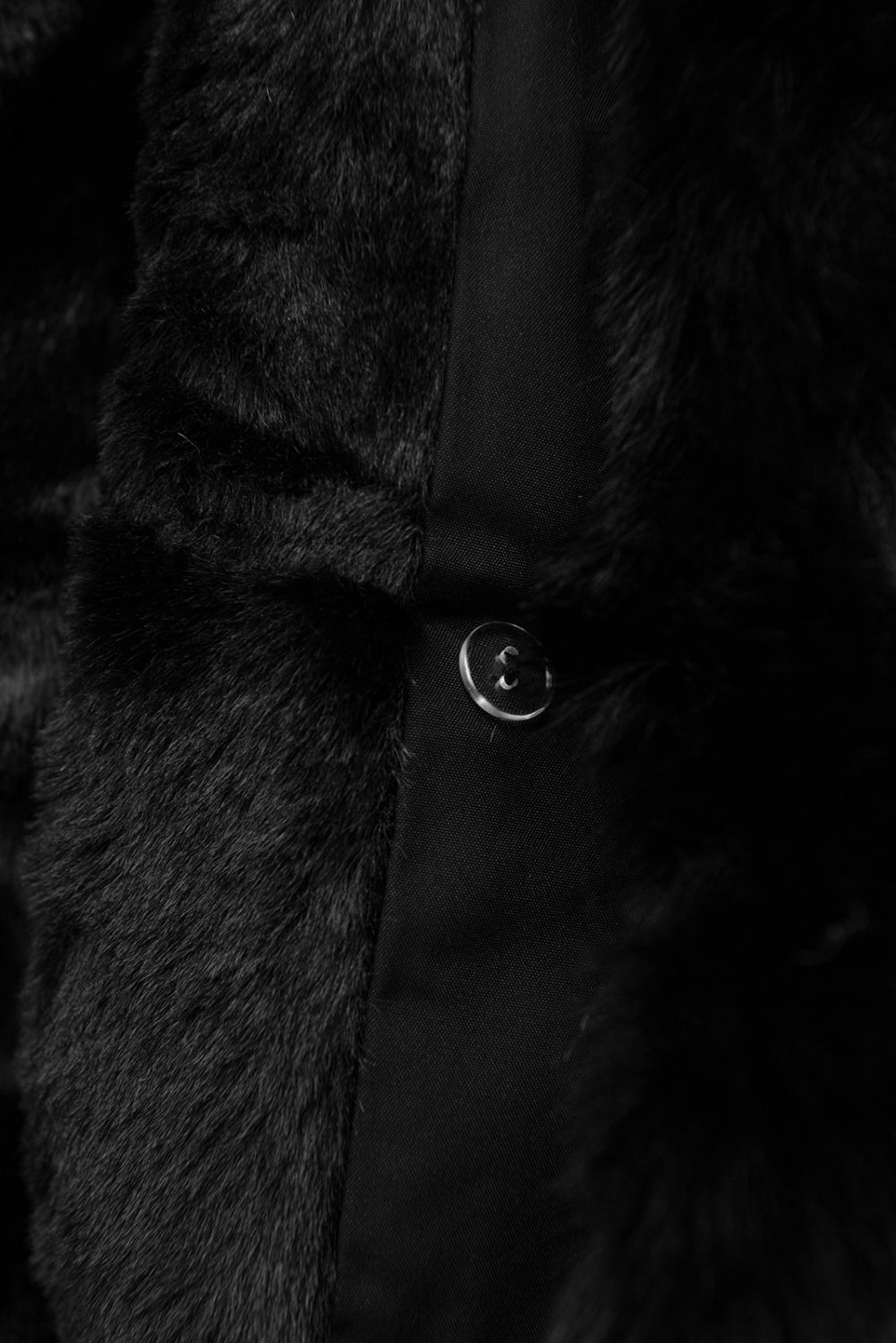 Zimní parka v prodlouženém střihu s kožešinou černá