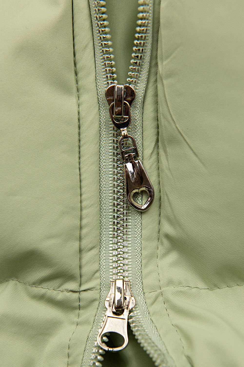 Světle zelená prošívaná vesta s kapucí