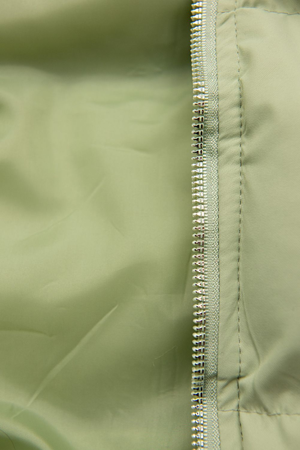 Světle zelená prošívaná vesta s kapucí