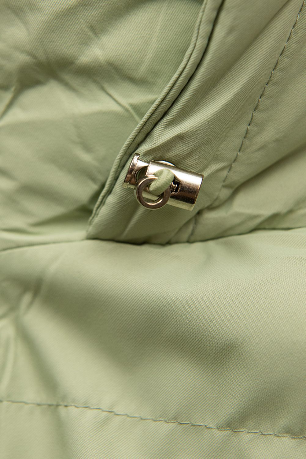 Světle zelená prošívaná vesta s kapucí