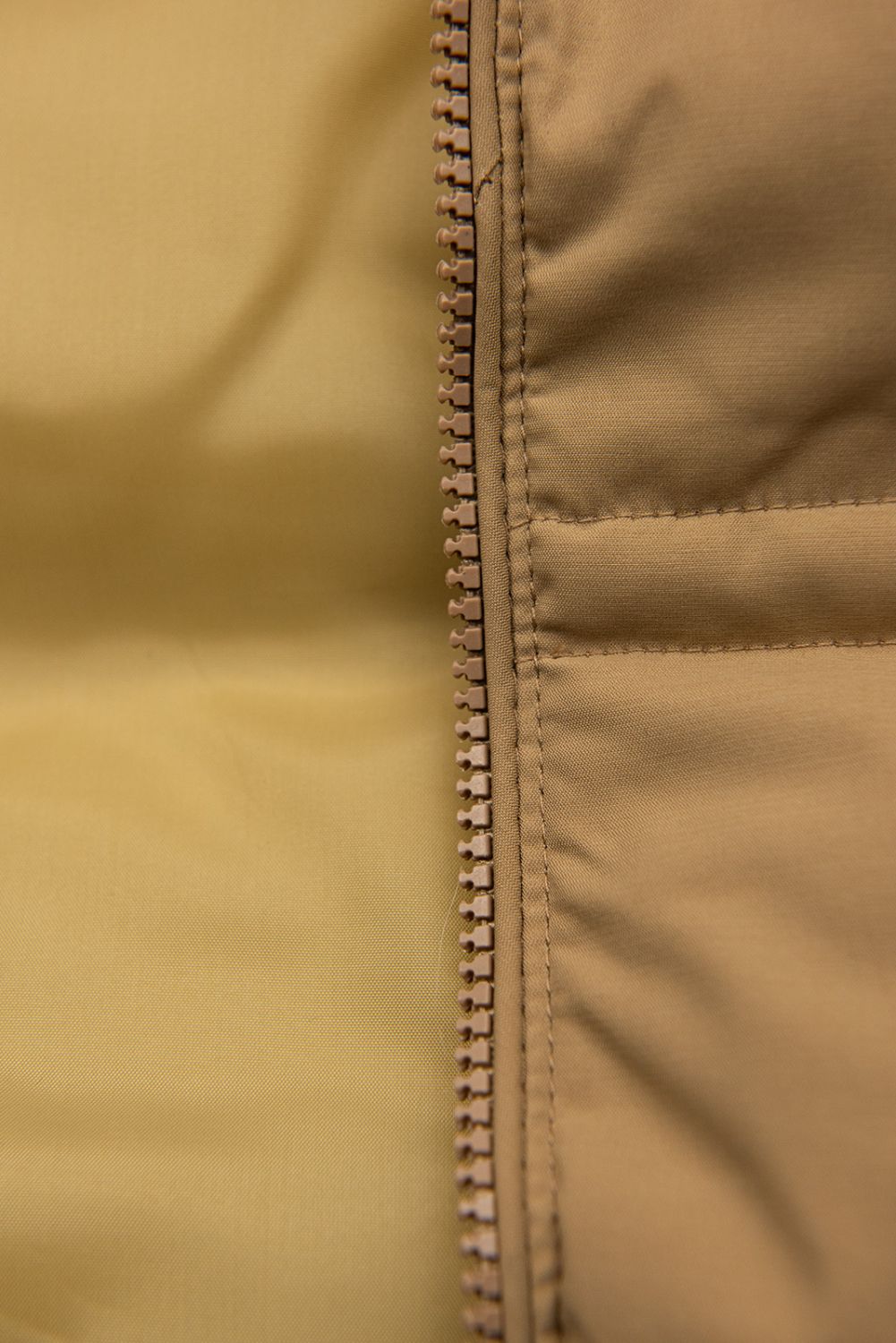 Béžová prošívaná bunda na zimu s kapucí