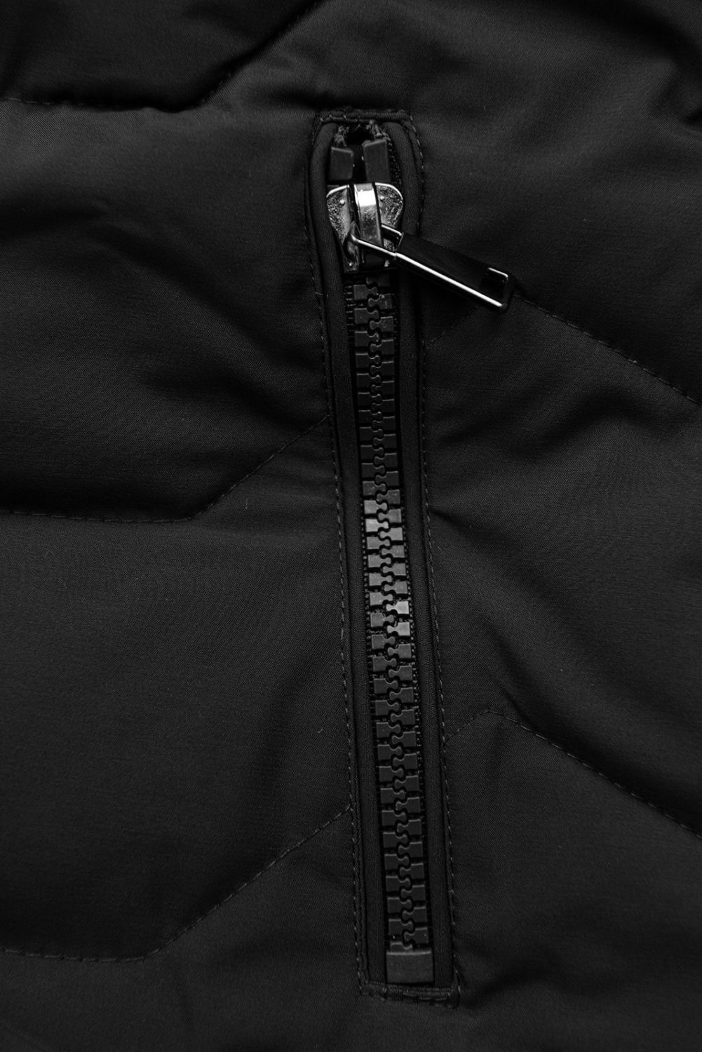 Černá prošívaná bunda s kapucí a kožešinou