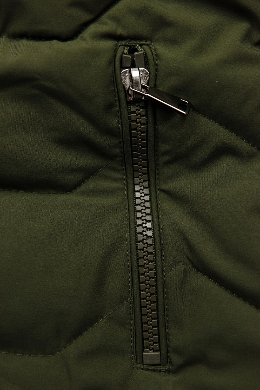 Tmavě zelená prošívaná bunda s kapucí a kožešinou