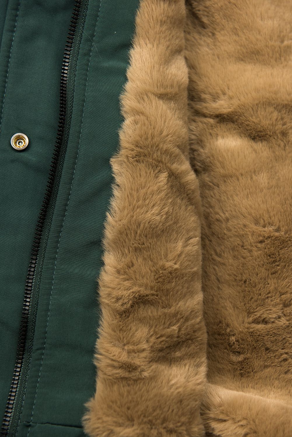 Tmavě zelená parka s teplou plyšovou podšívkou