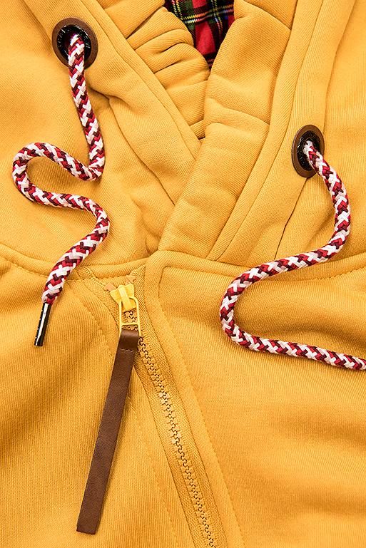 Žlutá mikina s károvanou podšívkou v kapuci