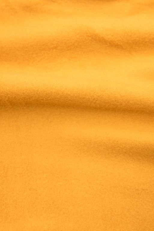 Žlutá mikina s károvanou podšívkou v kapuci