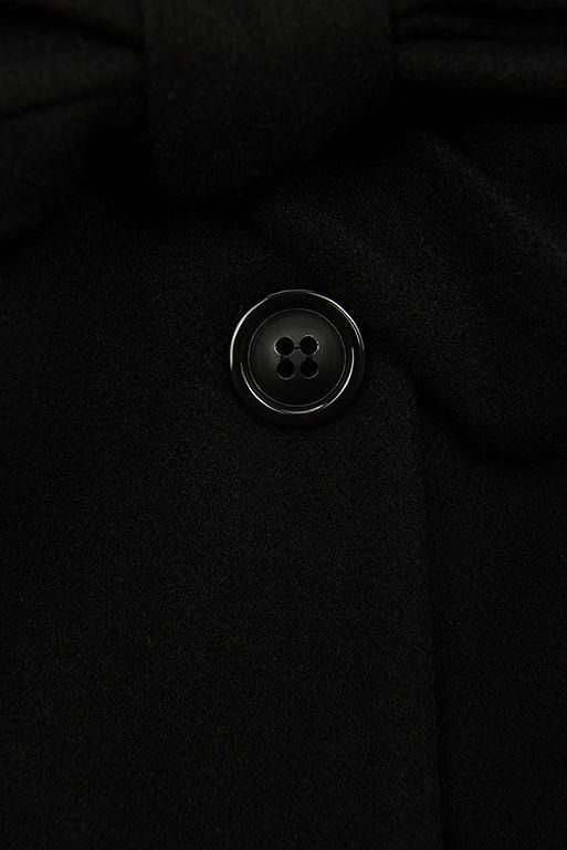 Černý kabát na zavazování