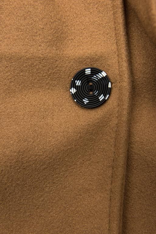 Hnědý kabát s kapucí