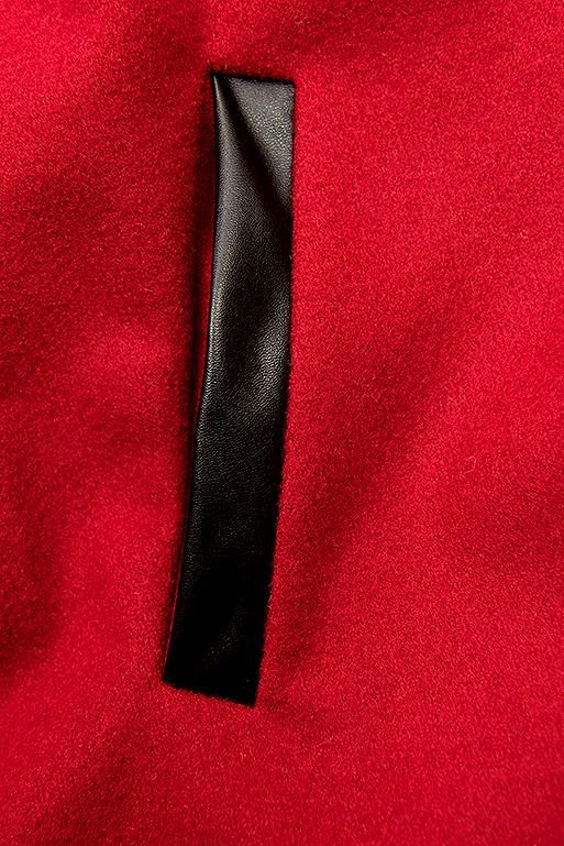 Červený kabát s koženkovými detaily