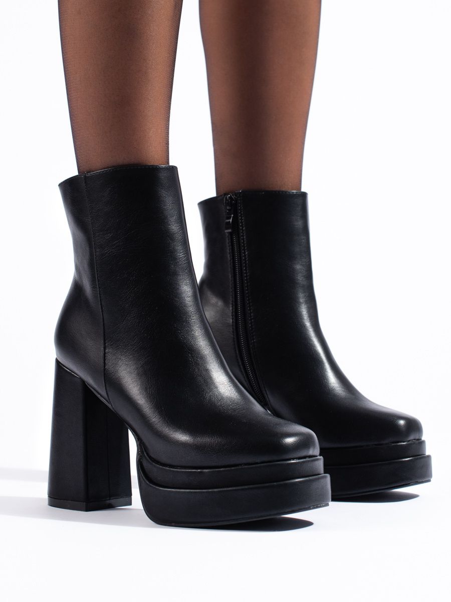 Černé kotníkové kozačky na vysokém podpatku