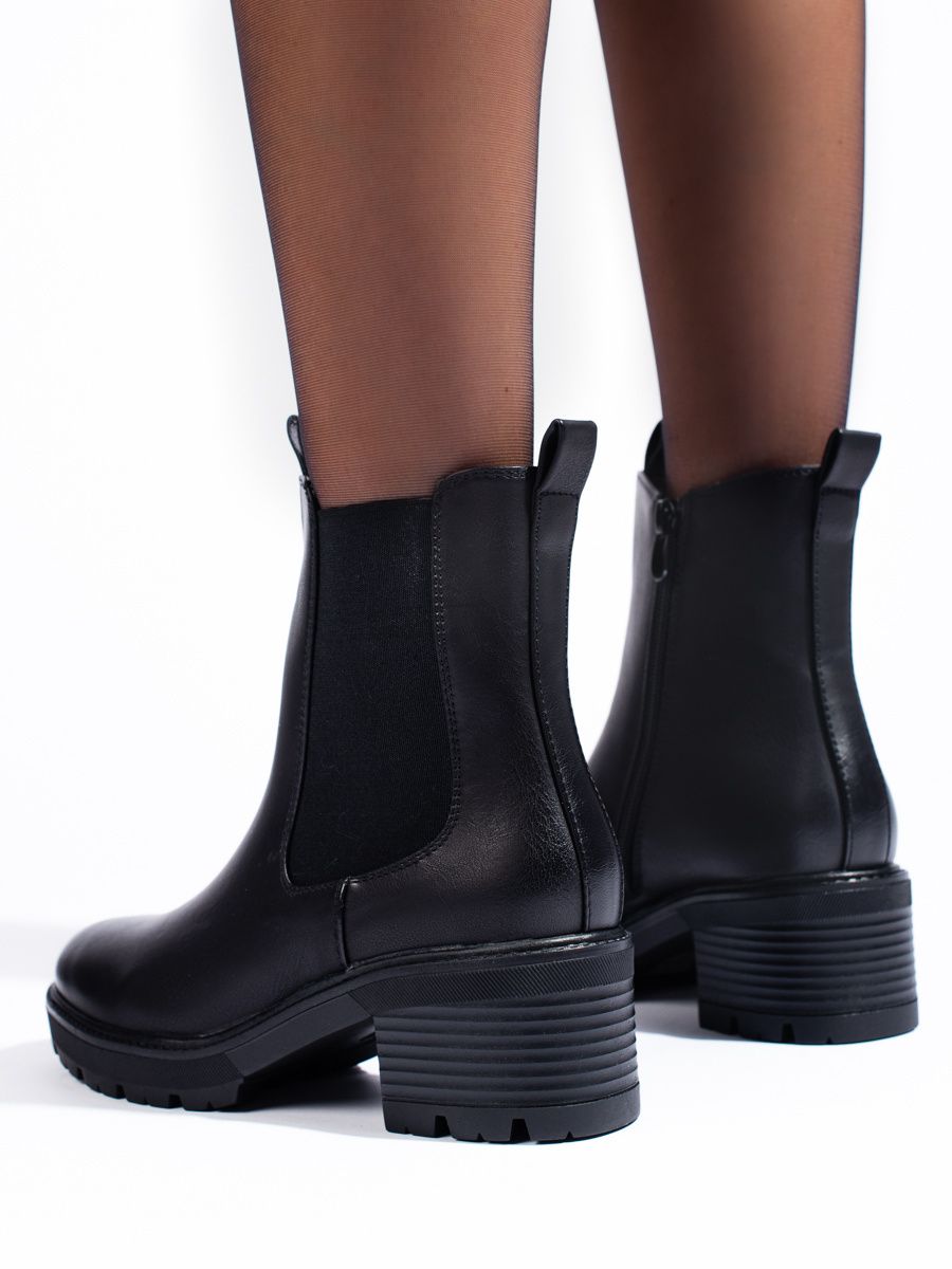 Černé chelsea kozačky na nízkém podpatku