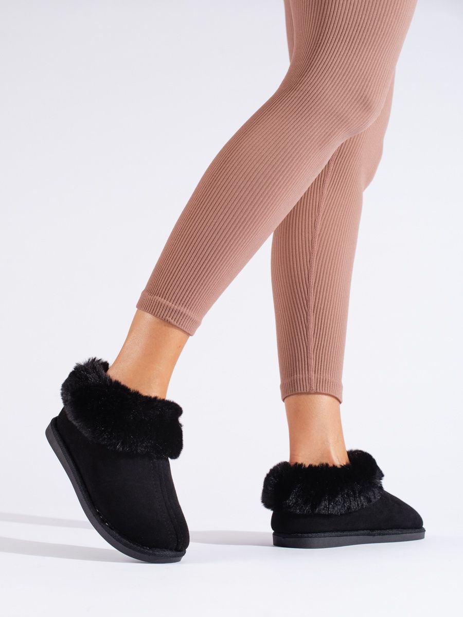 Černé papuče s umělým kožíškem