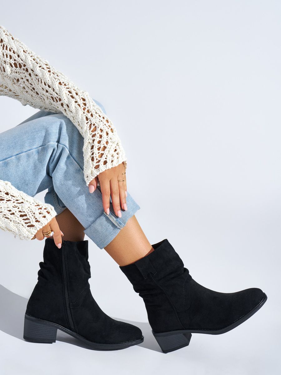 Černé kotníkové kozačky