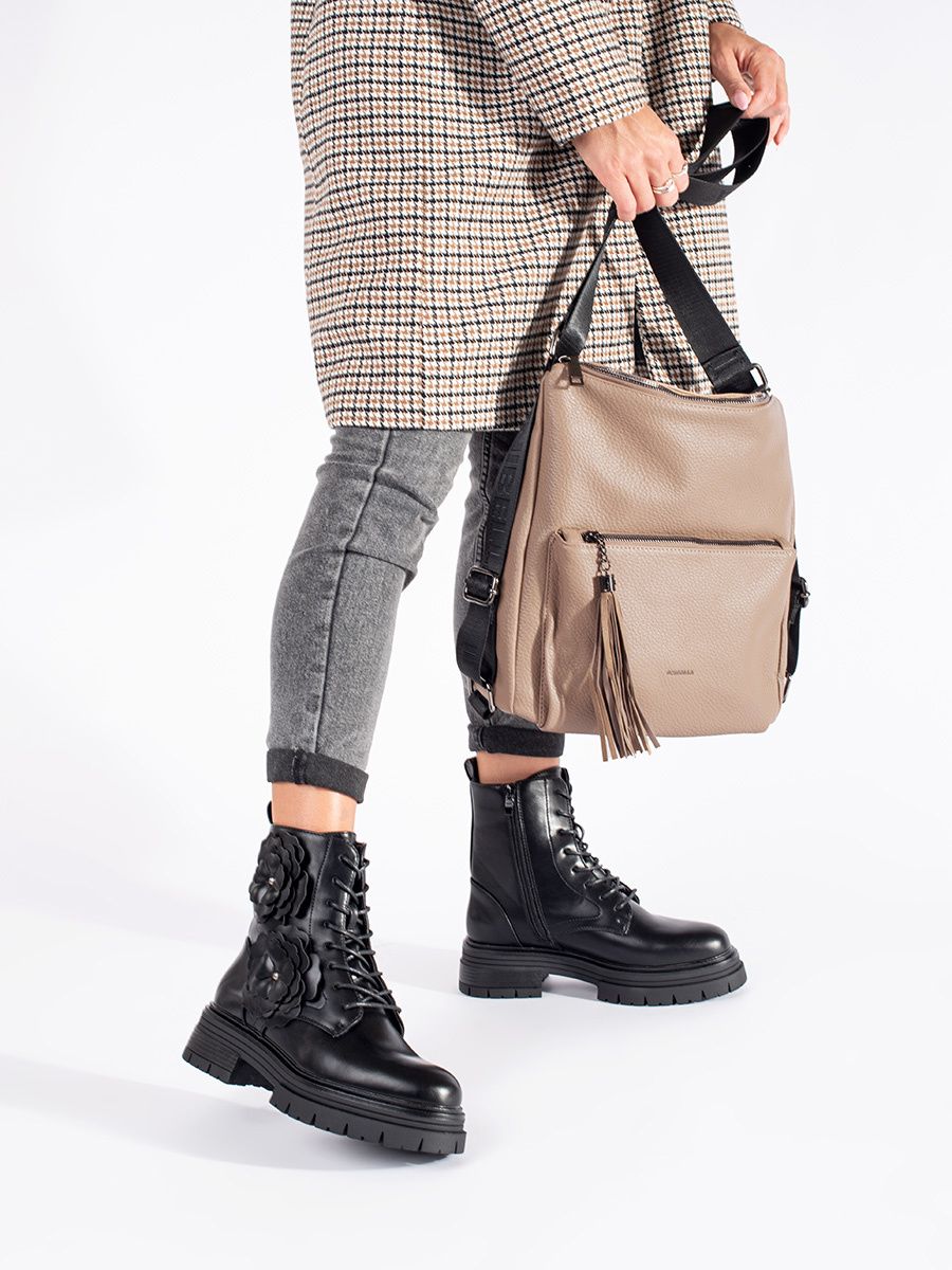 Černé zateplené workery s květinami