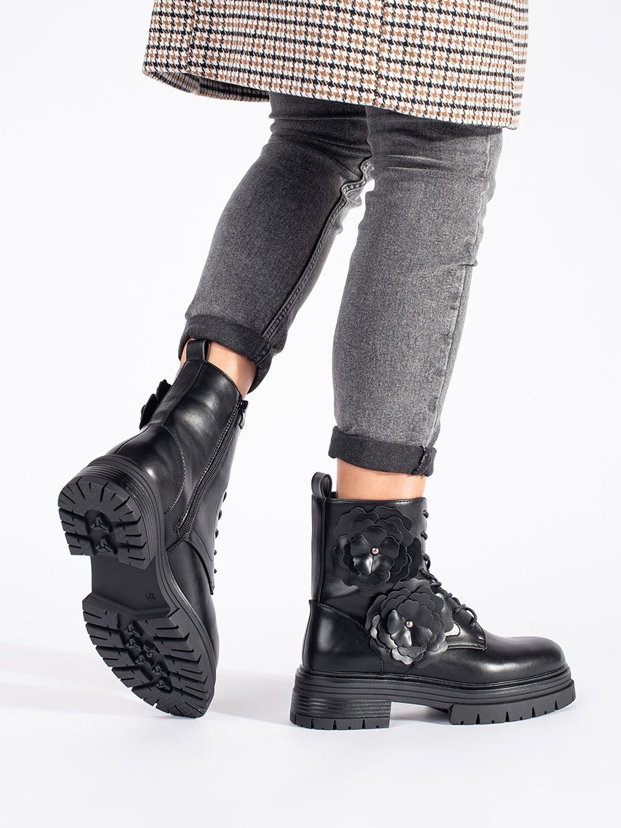 Černé zateplené workery s květinami