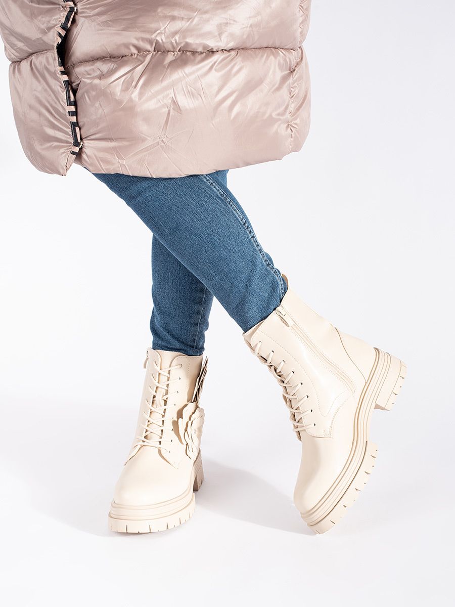 Béžové zateplené kotníkové kozačky s květinami