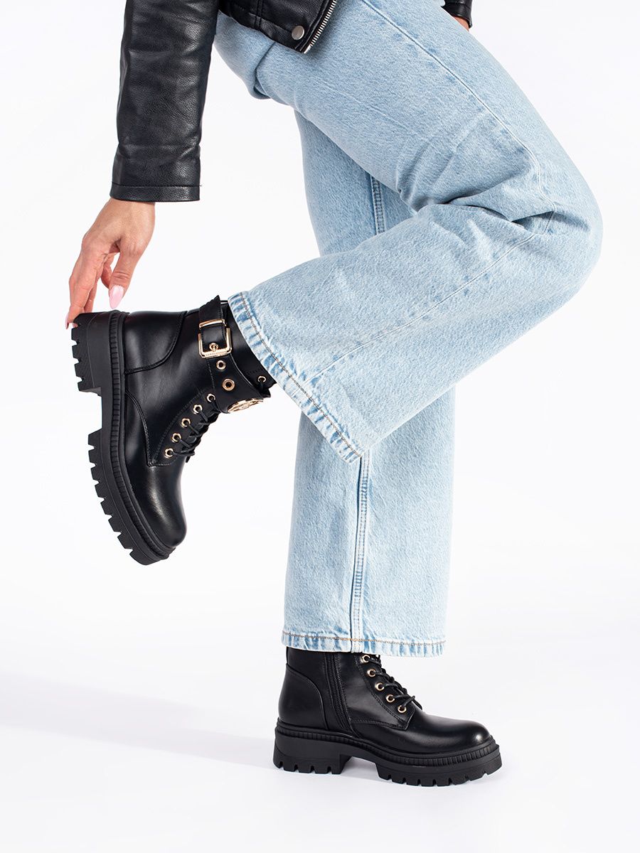 Černé dámské kotníkové boty s ozdobným řemínkem