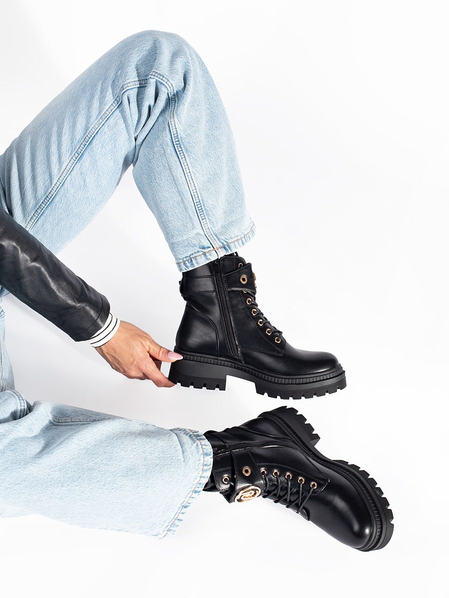 Černé dámské kotníkové boty s ozdobným řemínkem