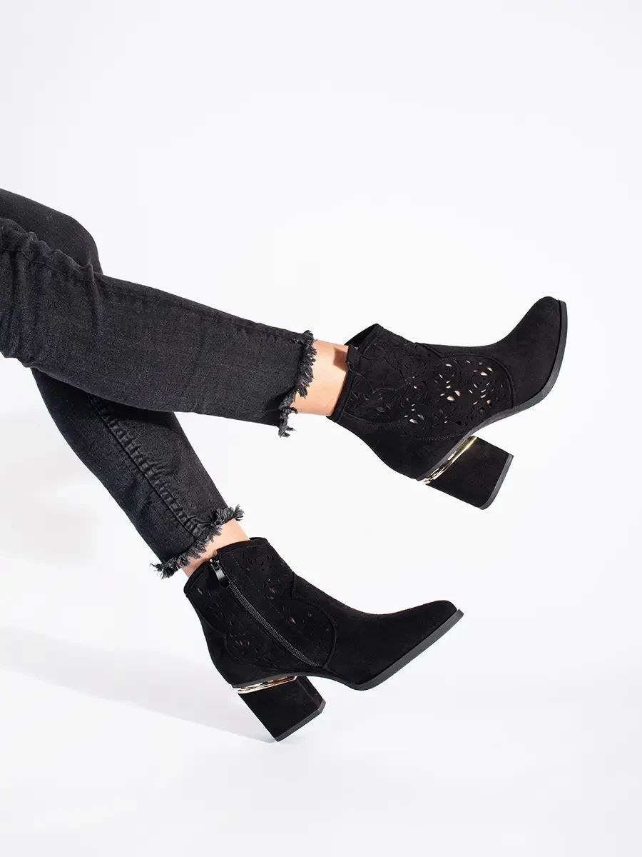 Černé ažurové kotníkové boty