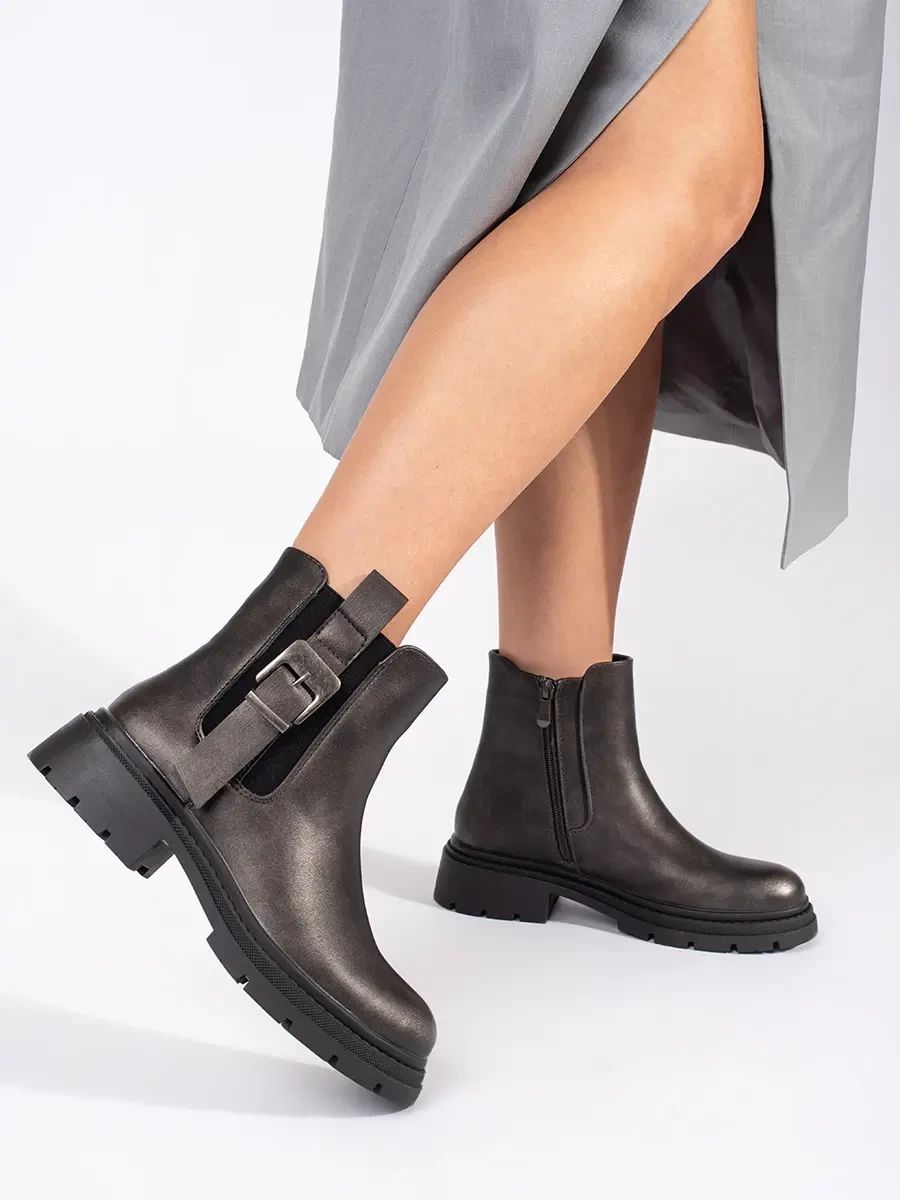 Tmavě hnědé metalické kotníkové kozačky s přezkou