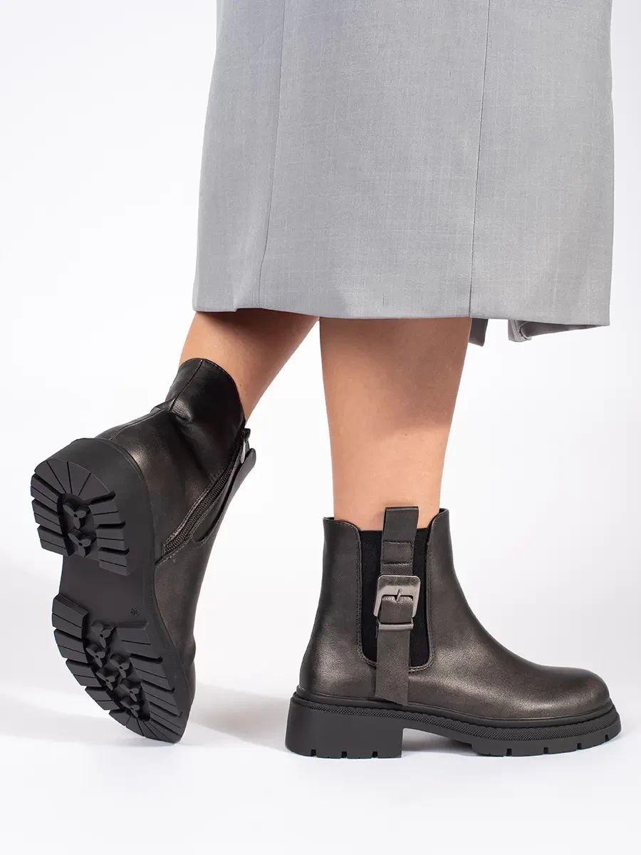 Tmavě hnědé metalické kotníkové kozačky s přezkou