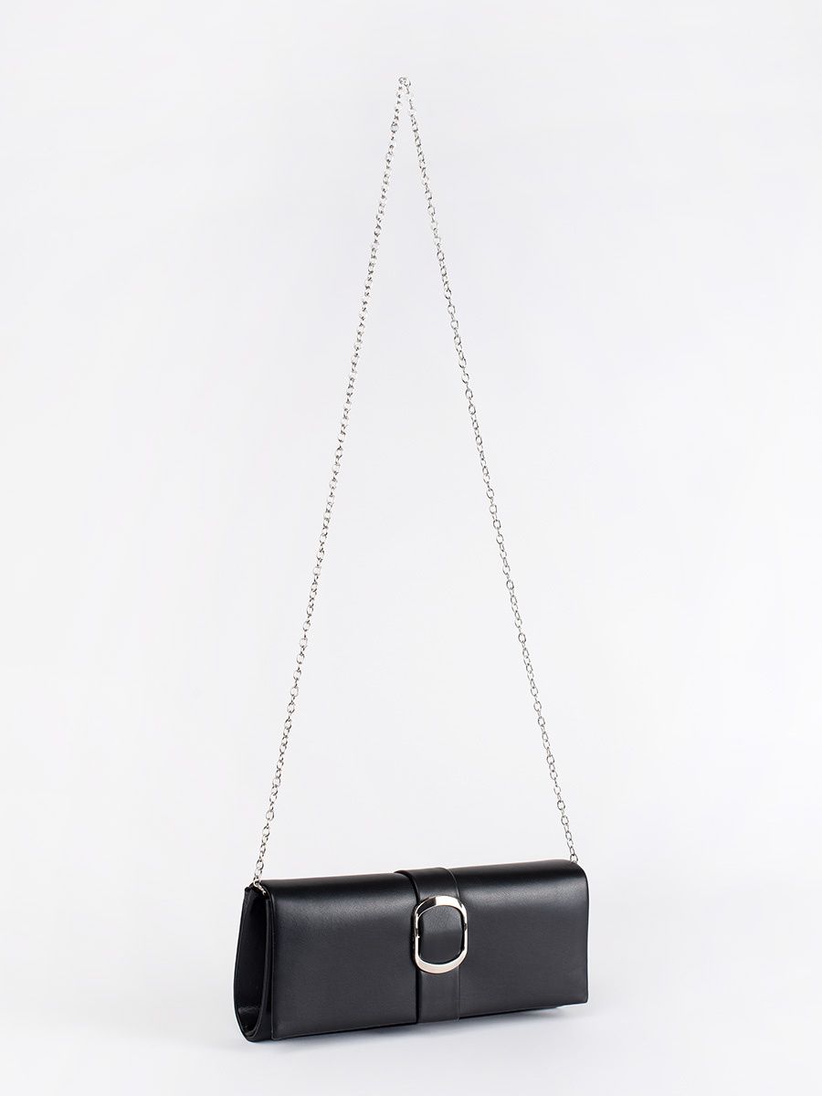 Černá kabelka se stříbrnou sponou