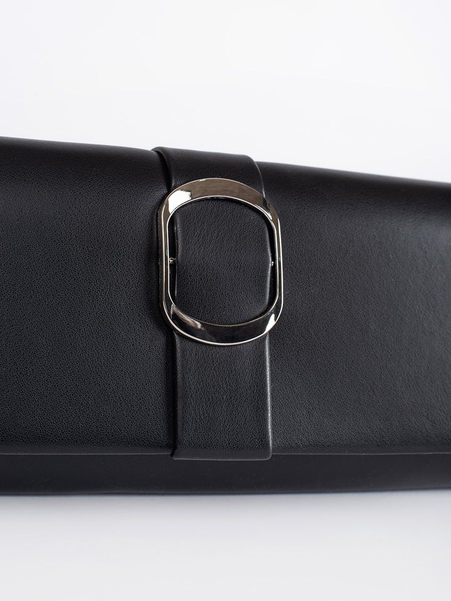 Černá kabelka se stříbrnou sponou