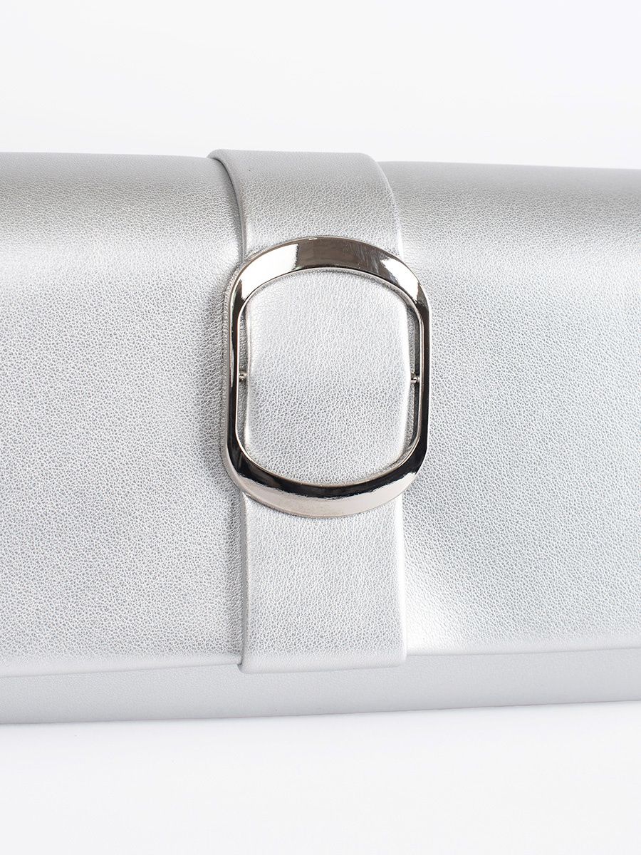 Stříbrná kabelka se stříbrnou sponou