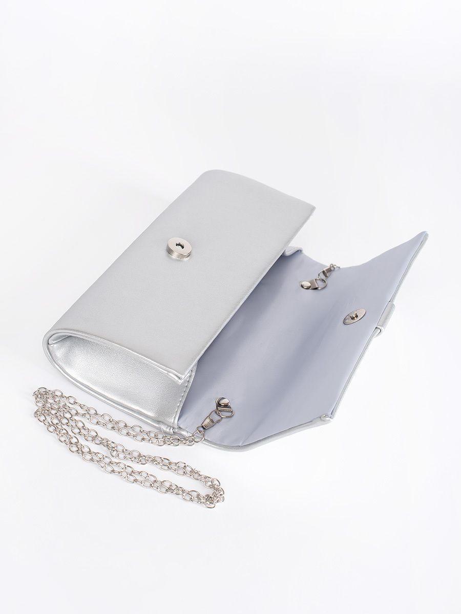 Stříbrná kabelka se stříbrnou sponou