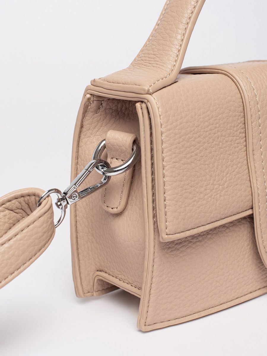 Malá béžová kabelka s rukojetí