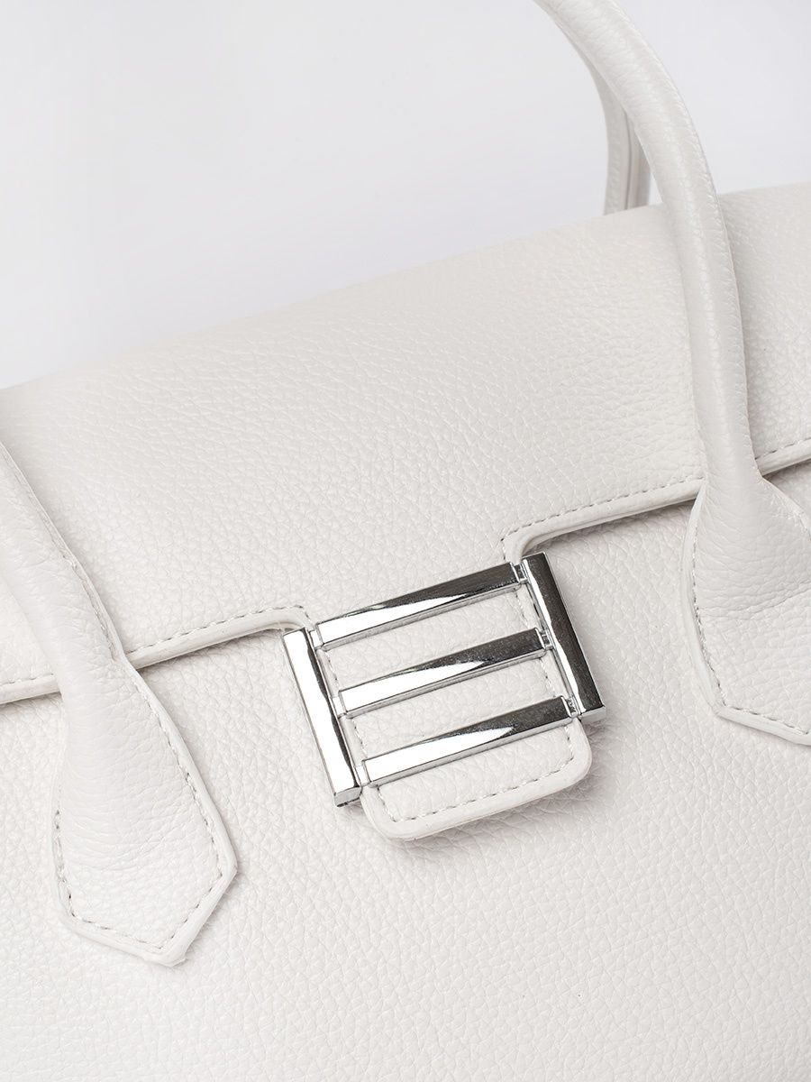 Bílá taška s rukojeťmi a popruhem