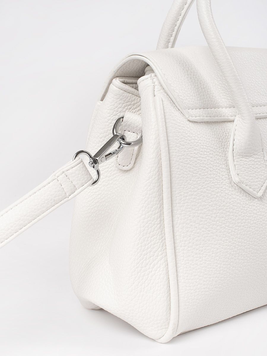 Bílá taška s rukojeťmi a popruhem