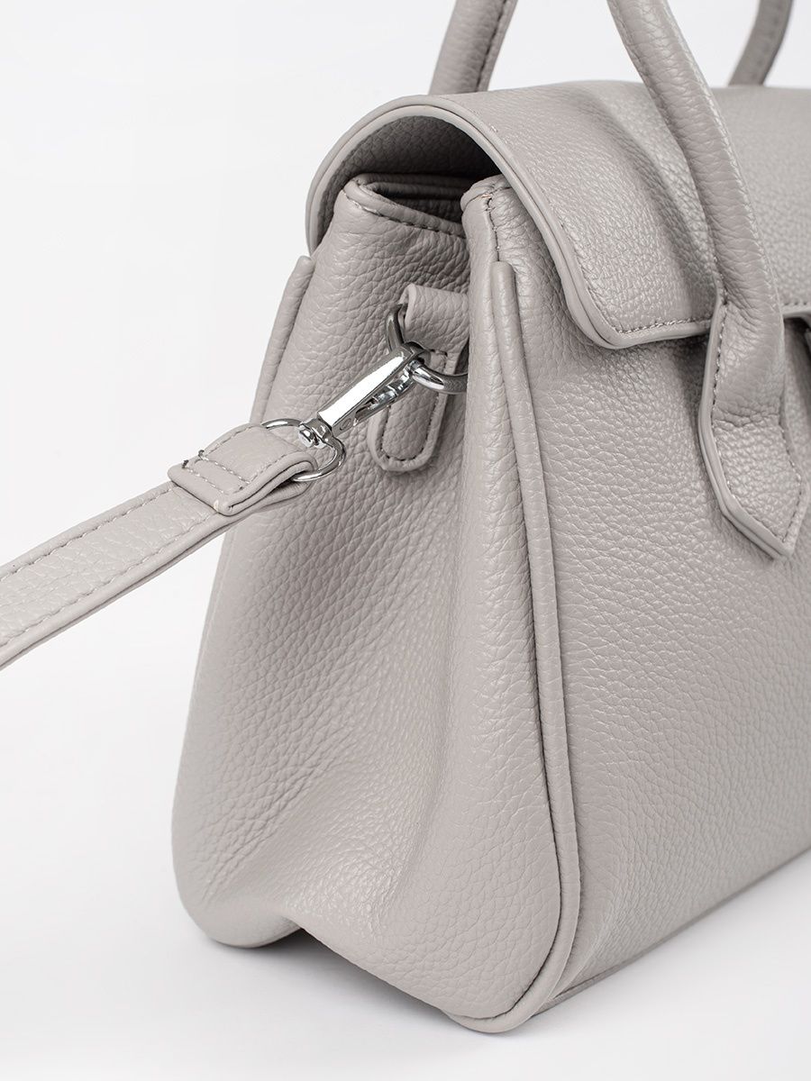 Šedá taška s rukojeťmi a popruhem