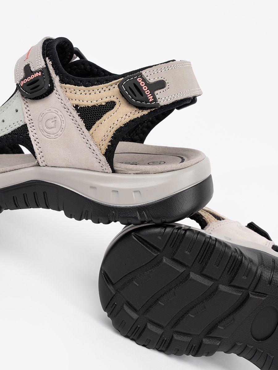 Vícbarevné sportovní sandály