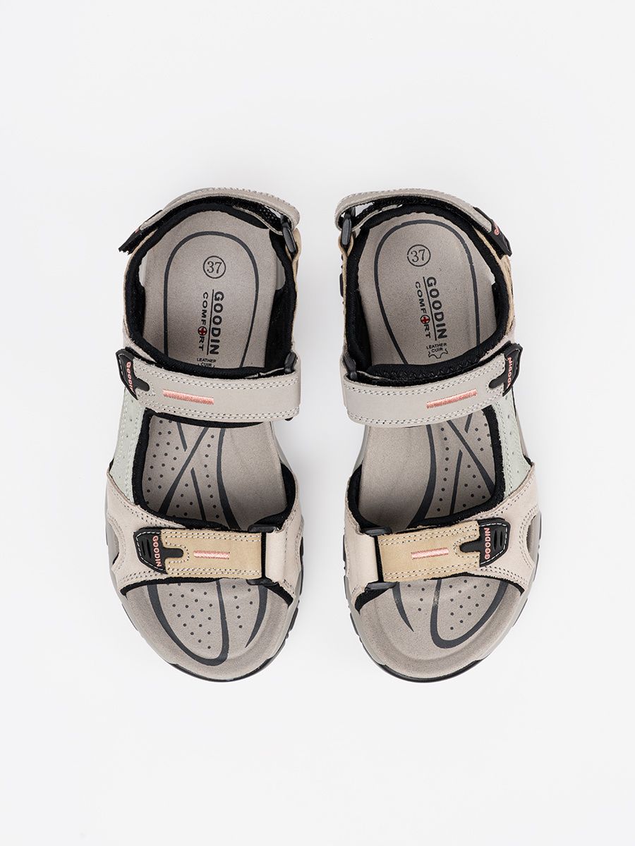 Vícbarevné sportovní sandály