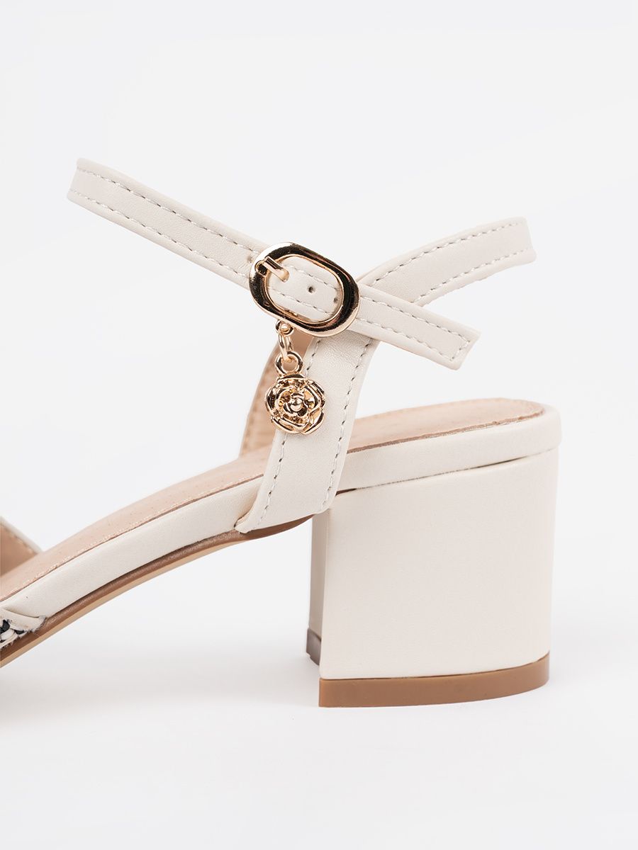 Bílé dámské sandály na středním podpatku