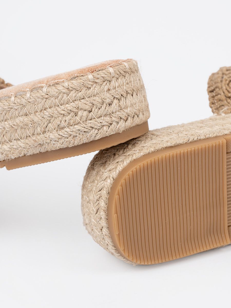 Béžové pletené pantofle na platformě s přezkami