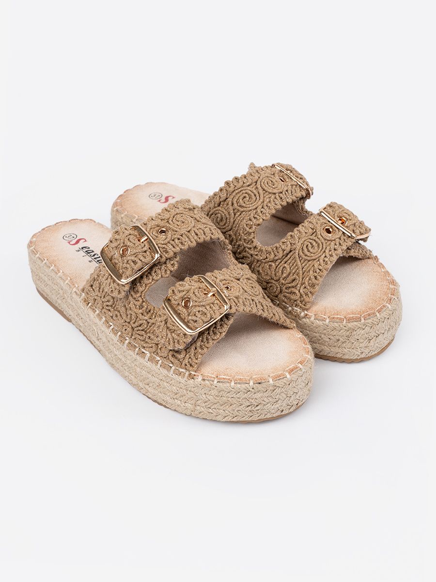 Béžové pletené pantofle na platformě s přezkami