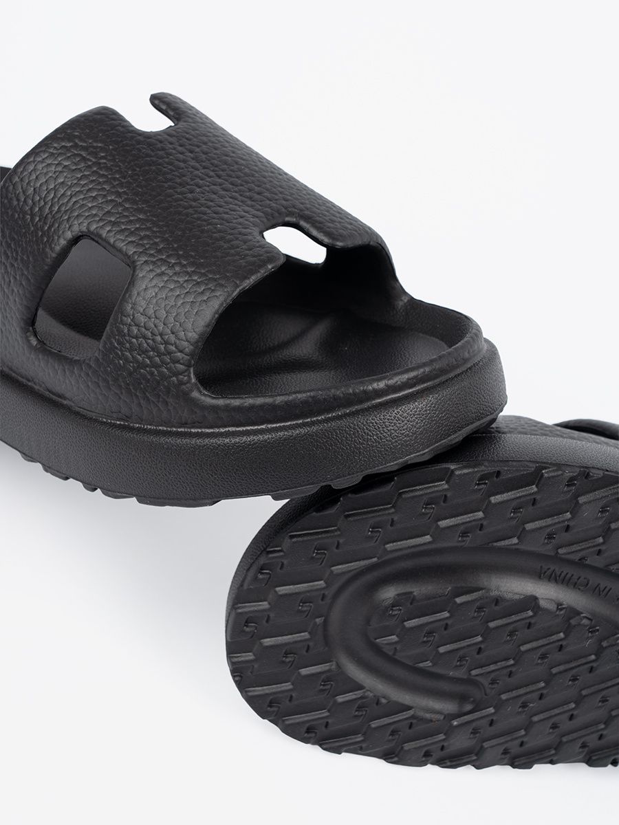 Černé pantofle na platformě