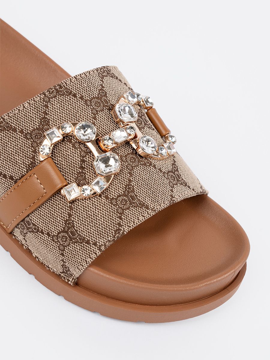 Hnědé pantofle se zdobením