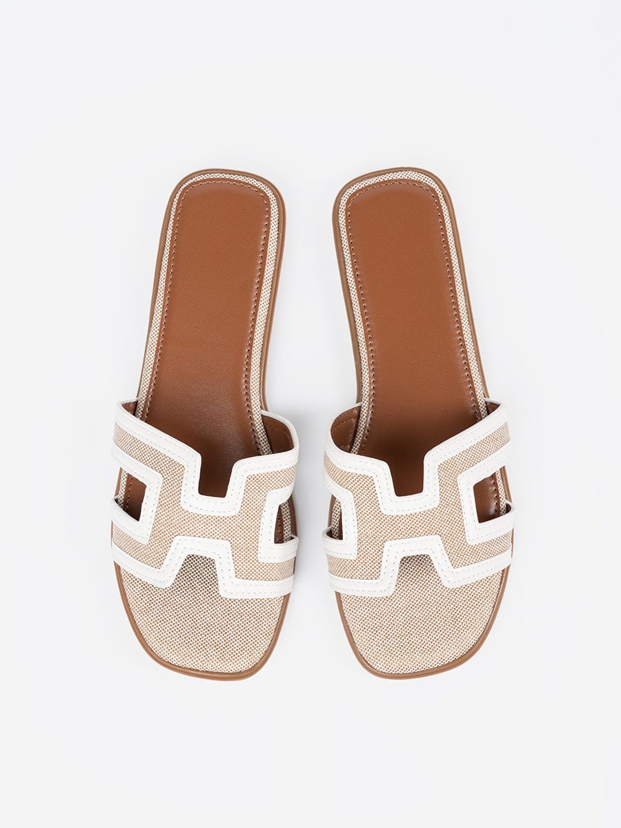 Bílé pantofle na plochém podpatku