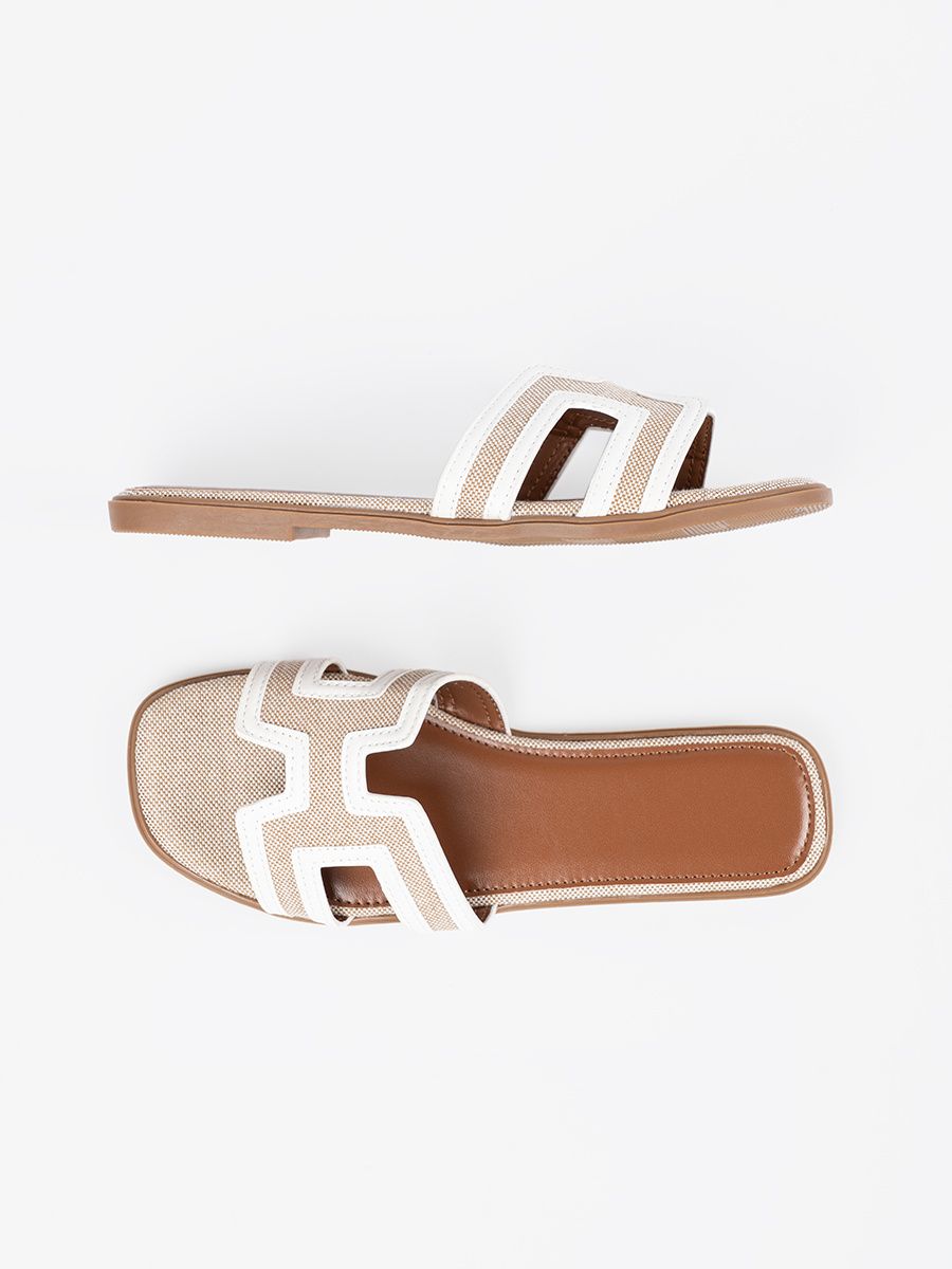 Bílé pantofle na plochém podpatku