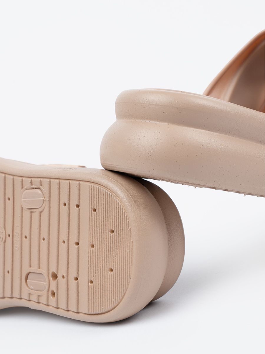 Béžové pantofle se zlatými přezkami na platformě