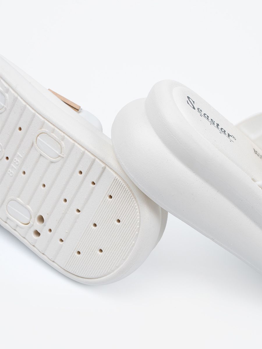 Bílé pantofle se zlatými přezkami na platformě