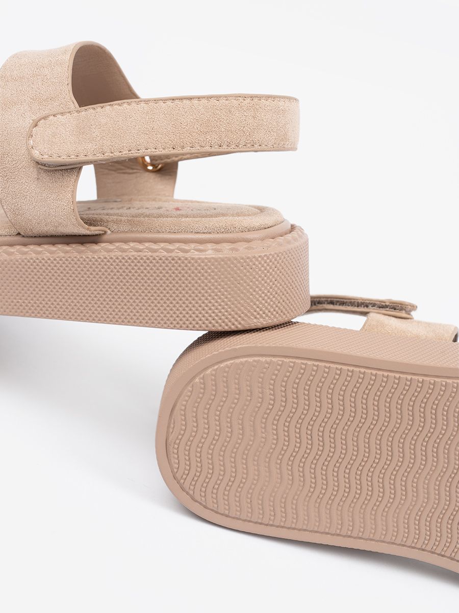 Béžové sandály na platformě s výřezy