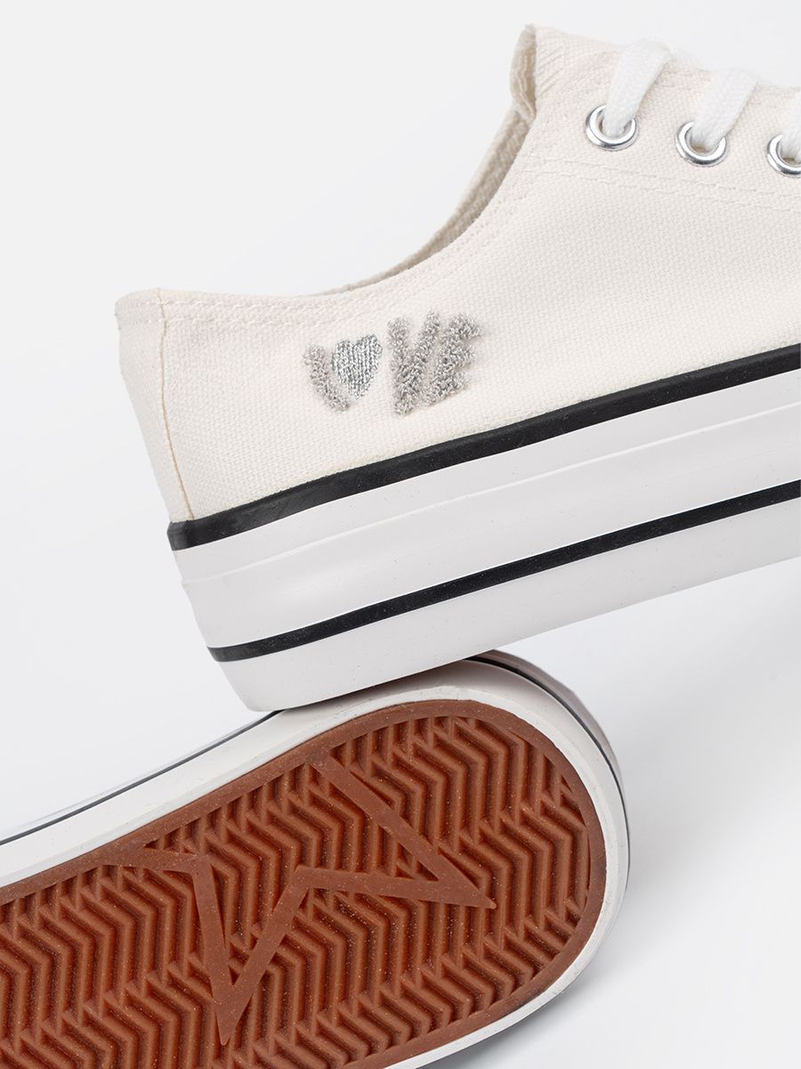 Bílé tenisky s nápisem Love