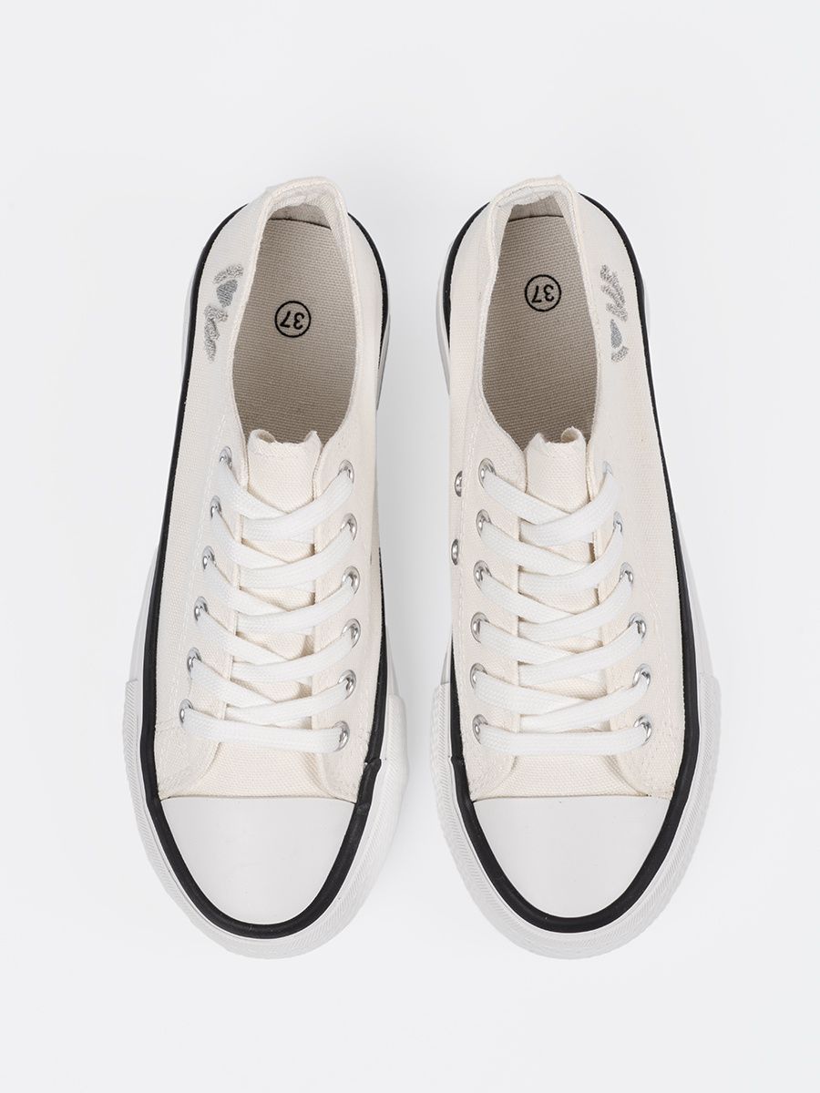 Bílé tenisky s nápisem Love